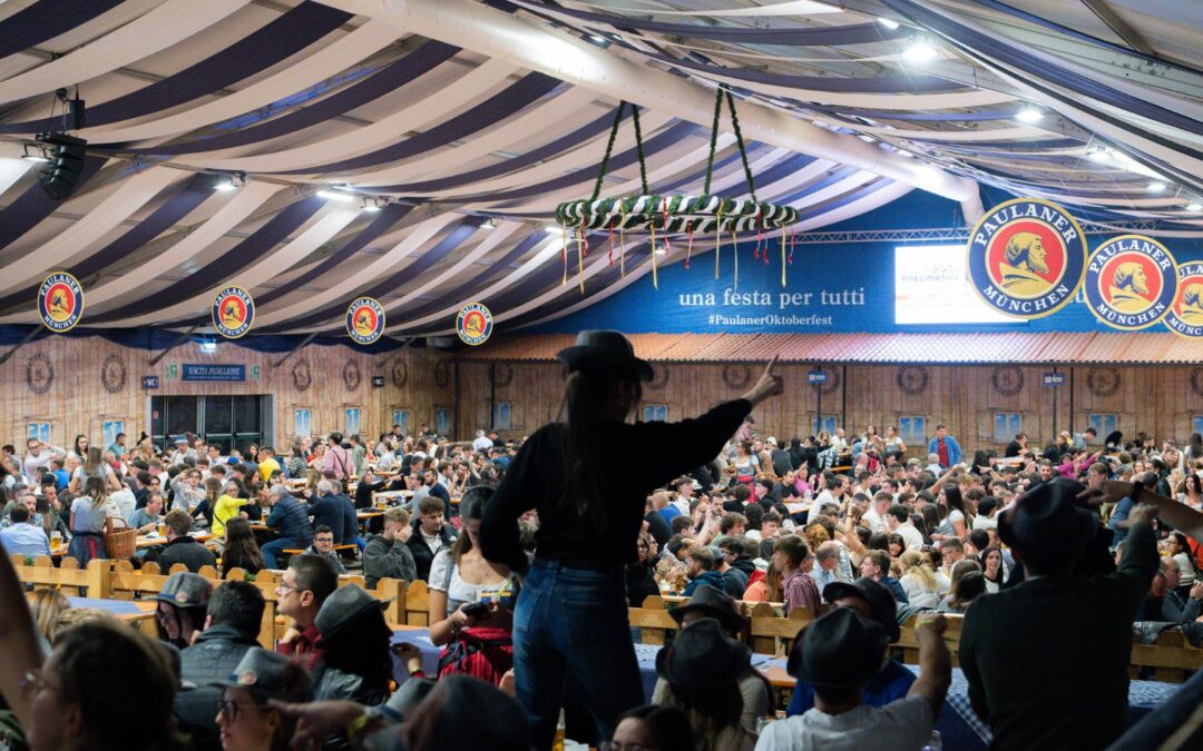 “Oktoberfest Cuneo” continua tra live show, sfide tra boscaioli, balli, magia e Santa Messa